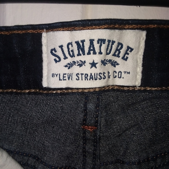 Levi's Signature Capris - Picture 5 of 5